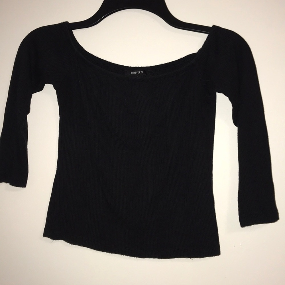 Black off the shoulder crop top ✨